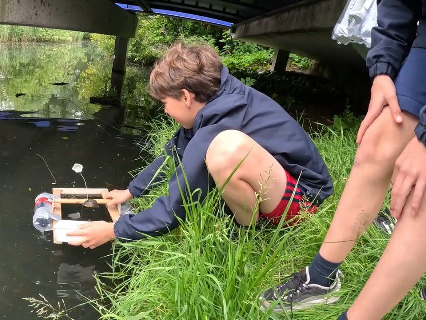 Tijdens de proef in de sloot bleek het perfect te werken