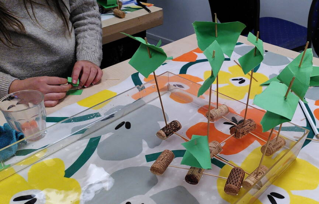 Een zeilbootje gemaakt van kurken