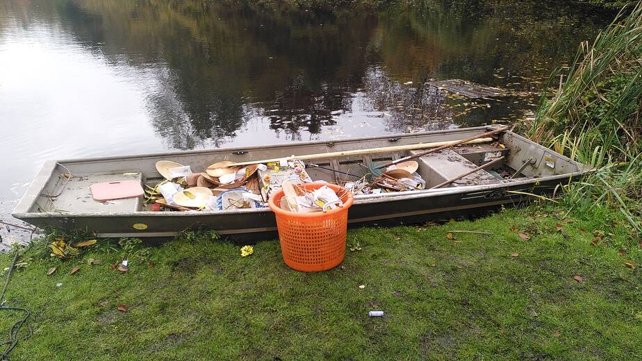 Boot vol drijfafval na Allerzielen