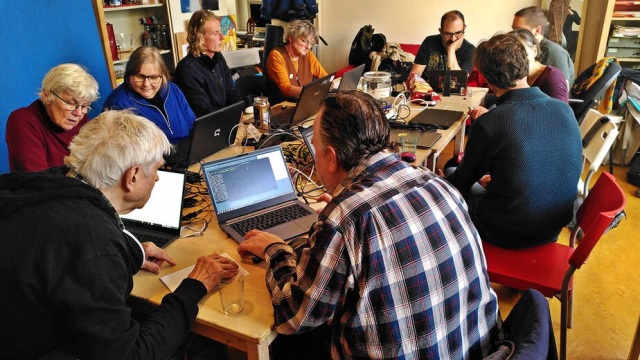 Het was heel druk tijdens de Linux Inloop in het kleine Noppes kantoor Het was heel druk tijdens de Linux Inloop in het kleine Noppes kantoor