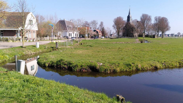 De kerk van Krommeniedijk, op een terp van de 2e eeuw De kerk van Krommeniedijk, op een terp van de 2e eeuw